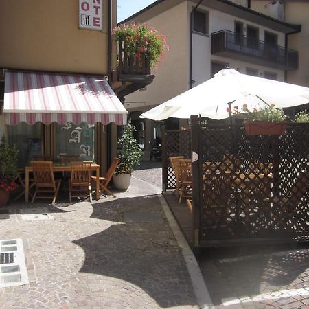 Albergo Leon Bianco Moggio Udinese Kültér fotó