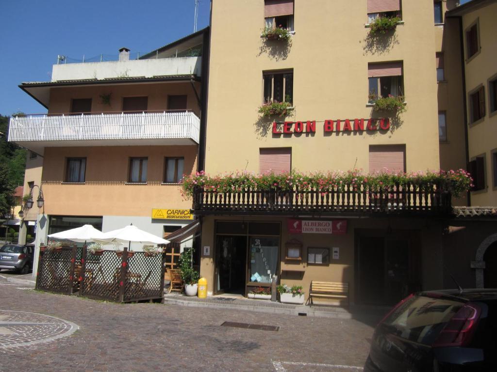 Albergo Leon Bianco Moggio Udinese Kültér fotó
