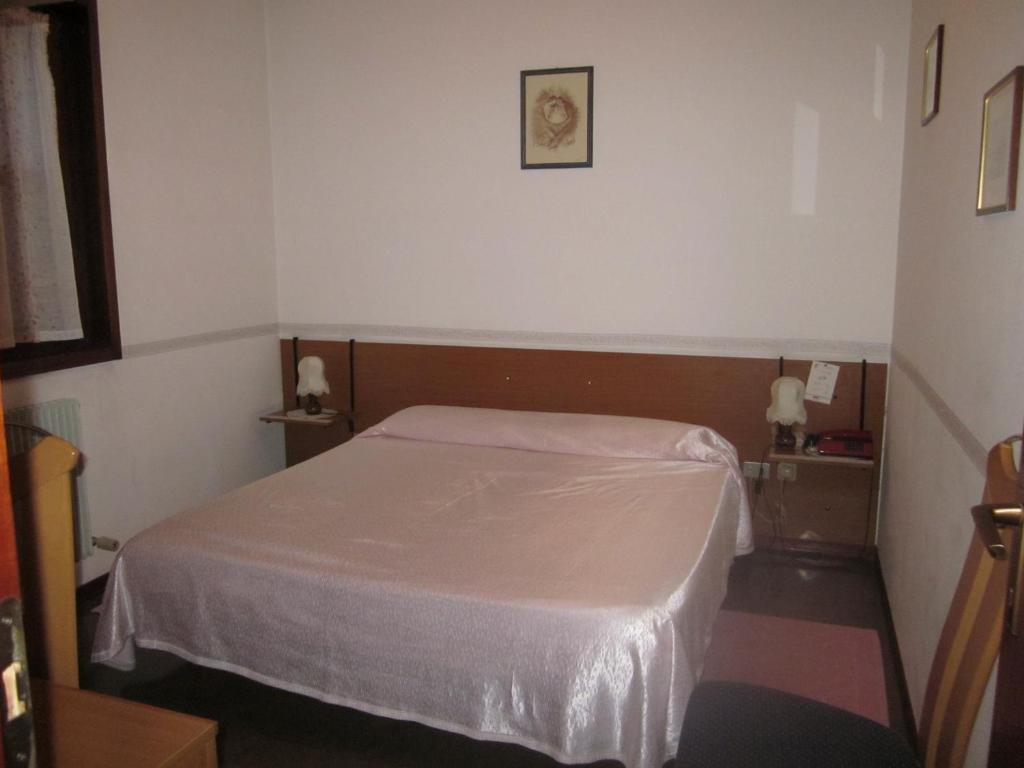 Albergo Leon Bianco Moggio Udinese Szoba fotó