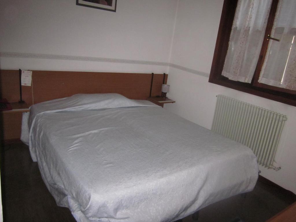 Albergo Leon Bianco Moggio Udinese Szoba fotó