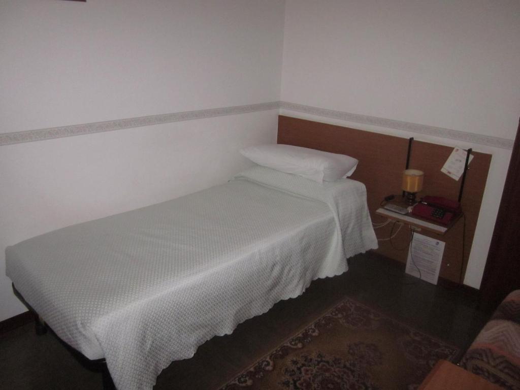 Albergo Leon Bianco Moggio Udinese Szoba fotó