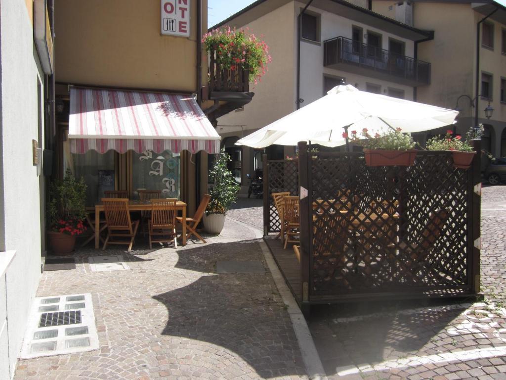 Albergo Leon Bianco Moggio Udinese Kültér fotó