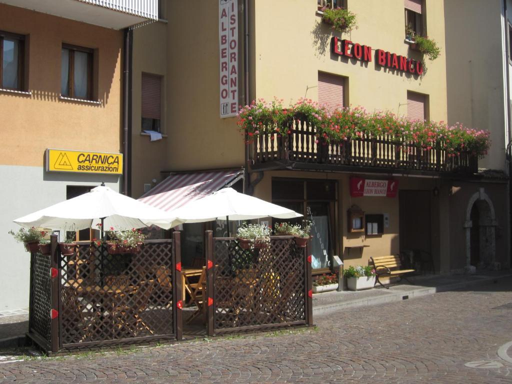 Albergo Leon Bianco Moggio Udinese Kültér fotó