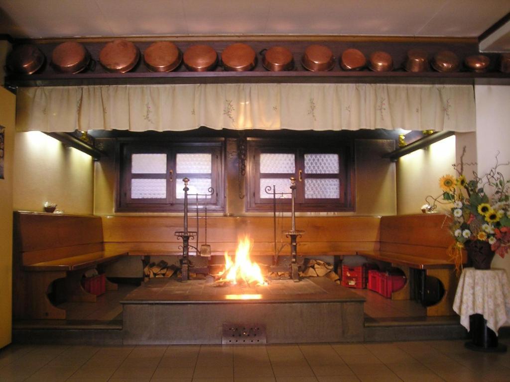 Albergo Leon Bianco Moggio Udinese Kültér fotó